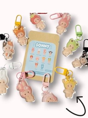 Jongi.co Sonny Angel acrylic giraffe keychain